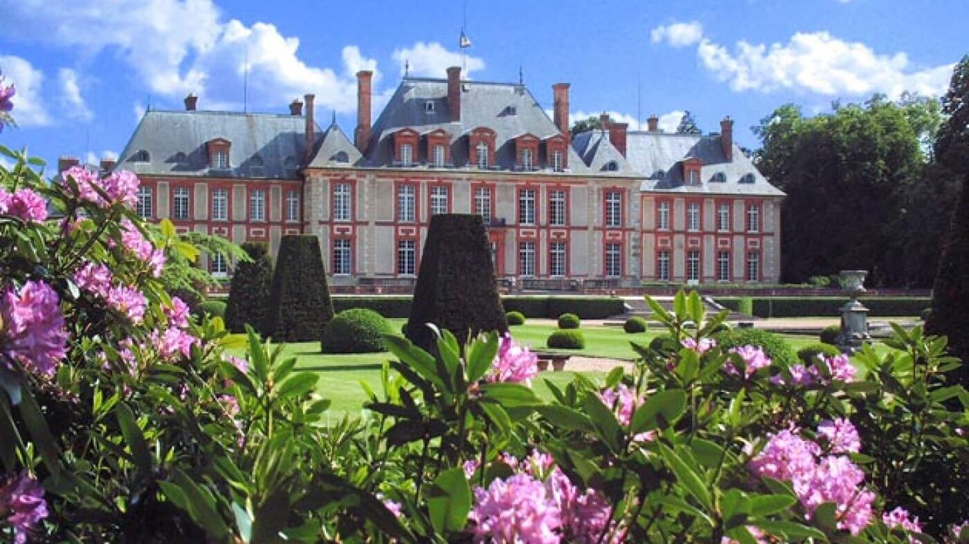Accueil par le marquis ou sa famille. Château luxueusement meublé, agrémenté de 50 personnages de cire (Marie-Antoinette, Louis XVI, Louis XVIII, Gambetta, Proust, ...).