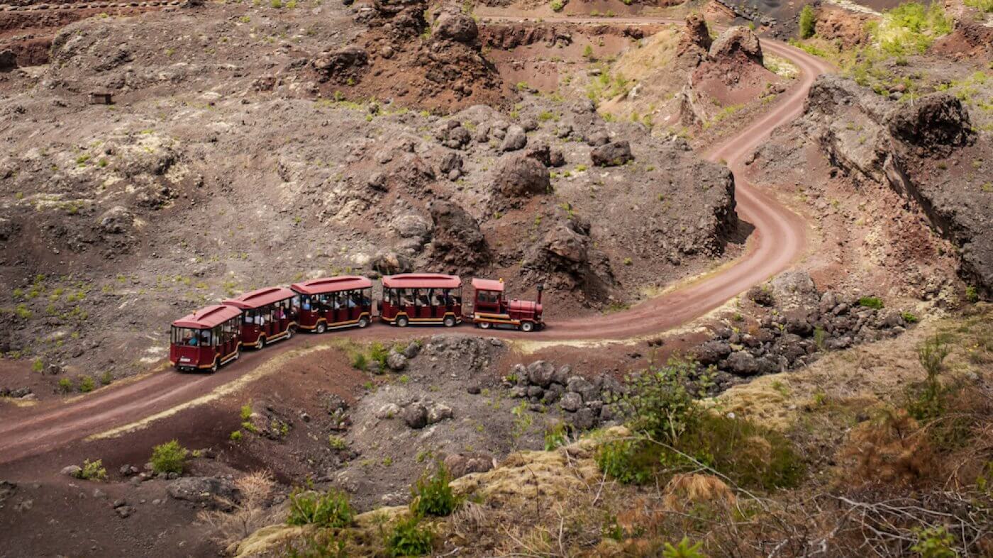 Explorez le cœur d’un vrai volcan. En train, avec un animateur passionné pour un périple volcanique unique !
Bombes, scories, cheminées, coulée !, anciennes machines, dévoilent leurs secrets.