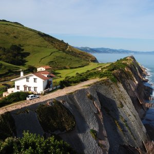 Pays-Basque_route-de-flysch-paysage