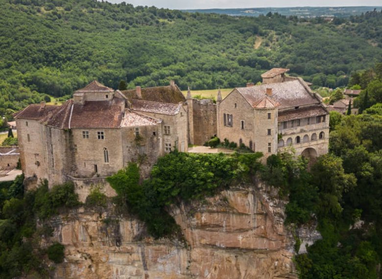 BRUNIQUEL-vue-chateaux-copyright-Jolie-Lueur-copie-scaled