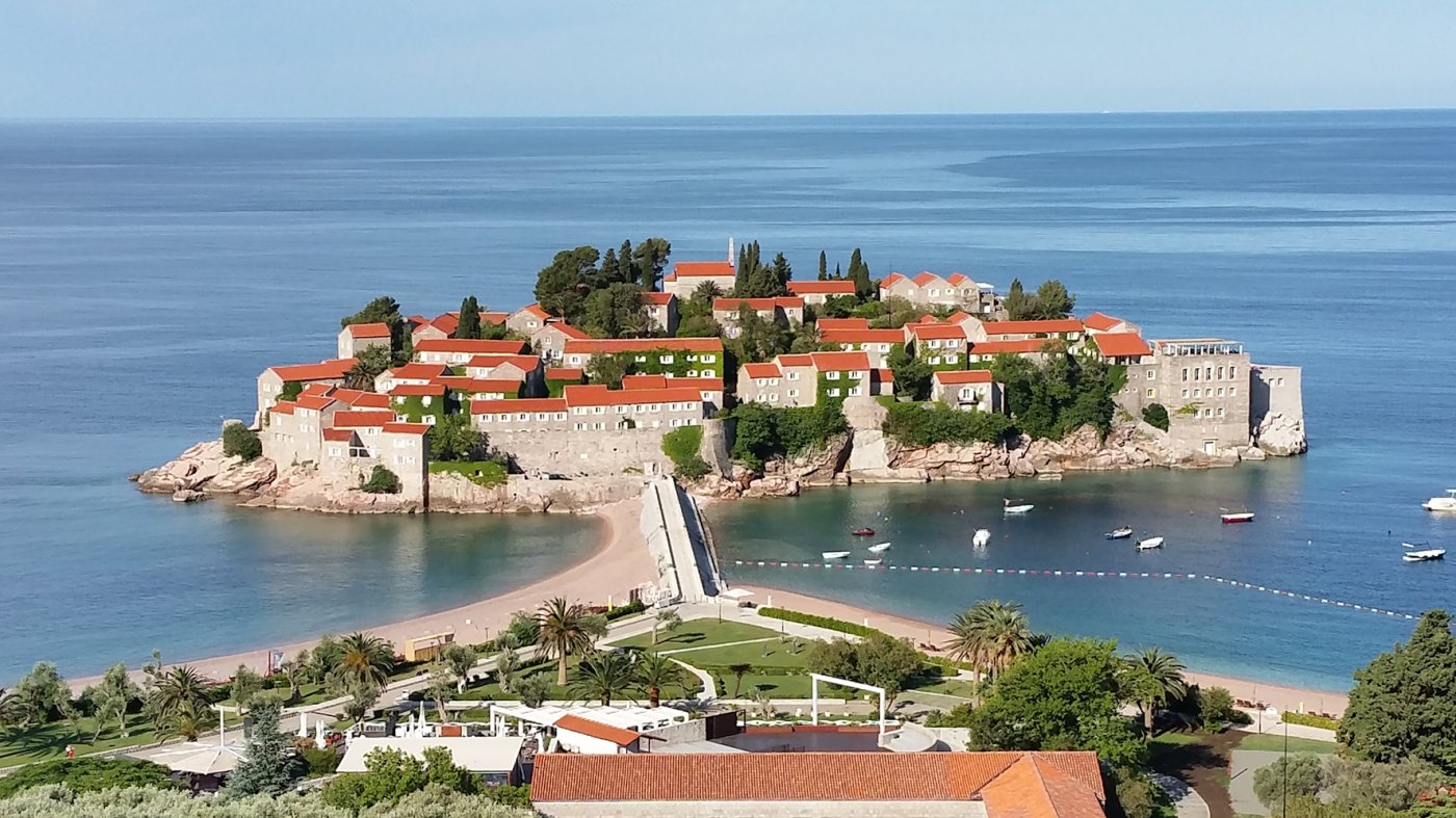 LA BOSNIE-HERZÉGOVINE, la CÔTE DALMATE, DUBROVNIK et le MONTÉNÉGRO 
8 jours/7 nuits, toute l’année 
De 1 010 à 1 090 € selon le nombre de personnes et la période de l’année. Autocar local compris. Avion non compris